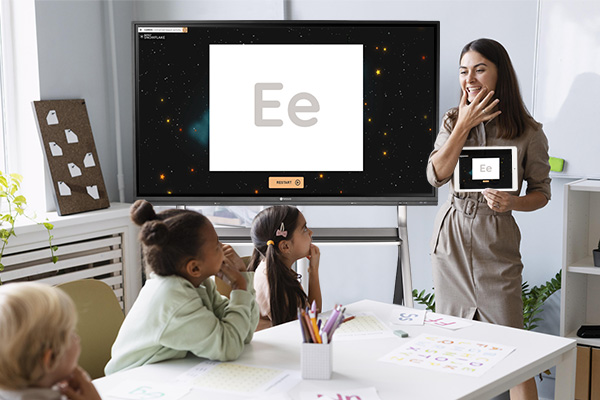 A female teacher implements wireless mirroring & control technology to teach on Meetboard interactive displays for education